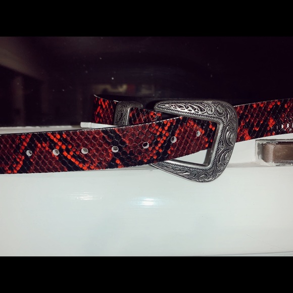 Red snake skin belt 🐍 - Picture 2 of 2